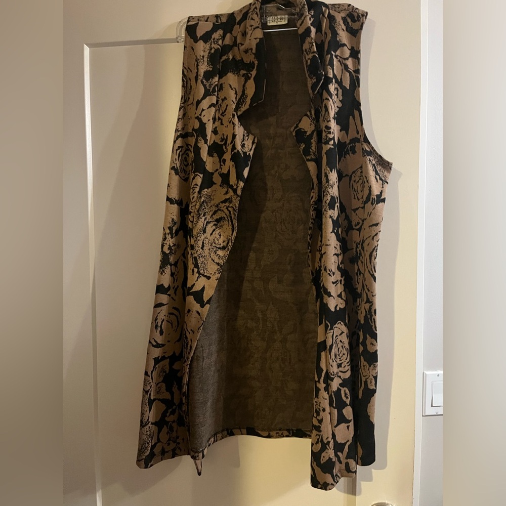 h.i.p Floral Sleeveless Vest (Size XL)